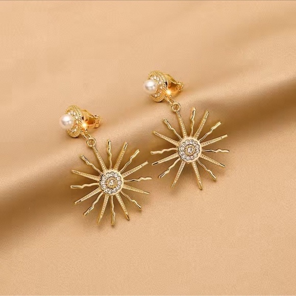 Anthropologie Jewelry - NEW! Elegant Gold Sunburst Sun Ear Clip. ☀️   A9-304